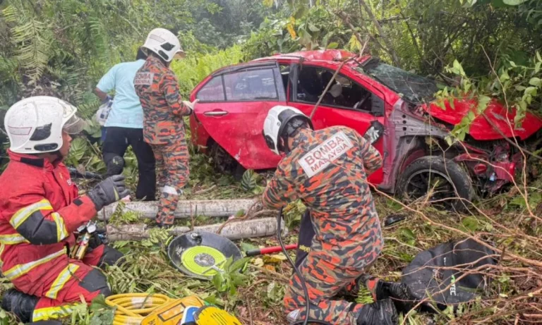 Perodua Bezza Terbabas, 2 Orang Tercampak Keluar, Seorang Maut