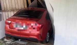 Proton Saga Rempuh Rumah Ibu Tunggal