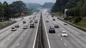 “Saya Dah Bawa 110km/j, Kenapa Nak Kena Tukar Lane?” – Ini Bukan Alasan Untuk Lane Hogging