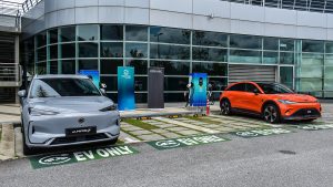 Masih Takut Beli EV Sebab Tiada Pengecas? Baca Bagaimana Pelaburan RM40 Juta Bagi Stesen Pengecas Dan RM4 Juta Bagi Aplikasi Daripada Proton Ini Bakal Ubah Segalanya!!!