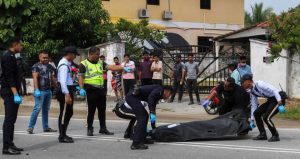 Suami Isteri Warga Emas Maut Motosikal Bertembung Lori