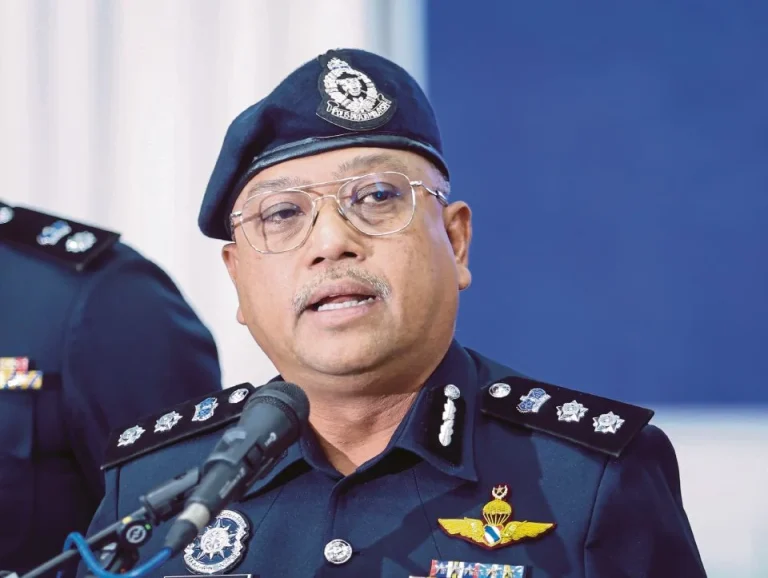 Halusinasi Ada Pasangan Dalam Kereta, Warga Emas Didakwa Bakar Kenderaan