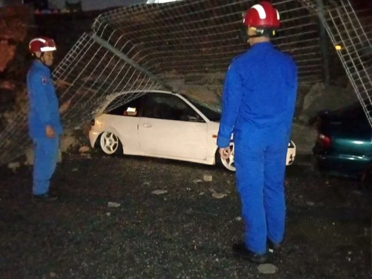 Tanah Runtuh Di Kajang, Tiga Kereta Dan Tiga Motosikal Tertimbus